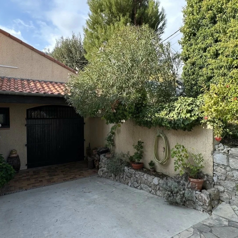 COMMUNE DE SAINTE-AGNES : PROPRIETE DE CHARME – JARDIN – TERRASSES – PARKINGS – GARAGE -VUE DEGAGEE – COUP DE COEUR !