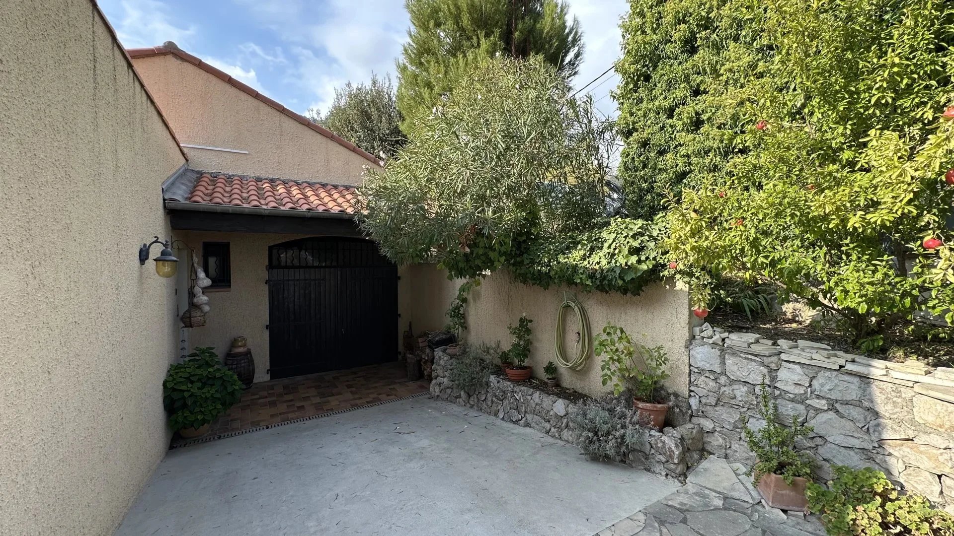 COMMUNE DE SAINTE-AGNES : PROPRIETE DE CHARME – JARDIN – TERRASSES – PARKINGS – GARAGE -VUE DEGAGEE – COUP DE COEUR !