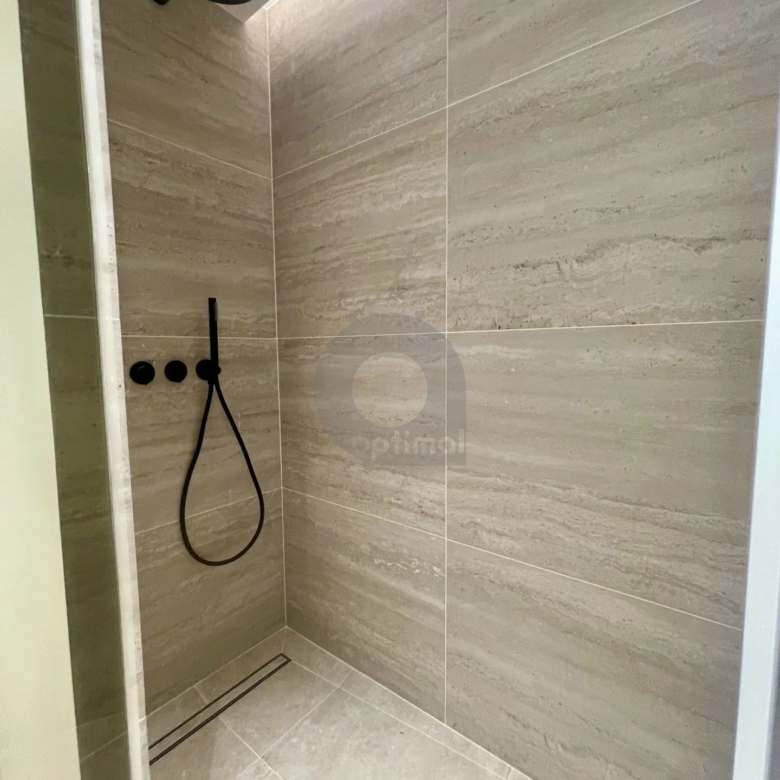 SUPERBE 3 PIECES EN DERNIER ETAGE CENTRE MENTON