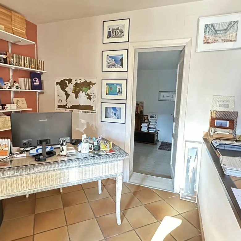 COMMUNE DE SAINTE-AGNES : PROPRIETE DE CHARME – JARDIN – TERRASSES – PARKINGS – GARAGE -VUE DEGAGEE – COUP DE COEUR !