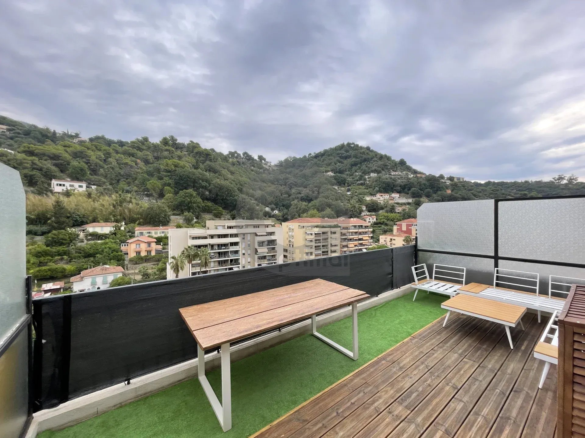 A LOUER APPT MEUBLE – ETAGE ELEVE – TERRASSE