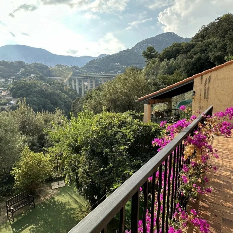 COMMUNE DE SAINTE-AGNES : PROPRIETE DE CHARME – JARDIN – TERRASSES – PARKINGS – GARAGE -VUE DEGAGEE – COUP DE COEUR !