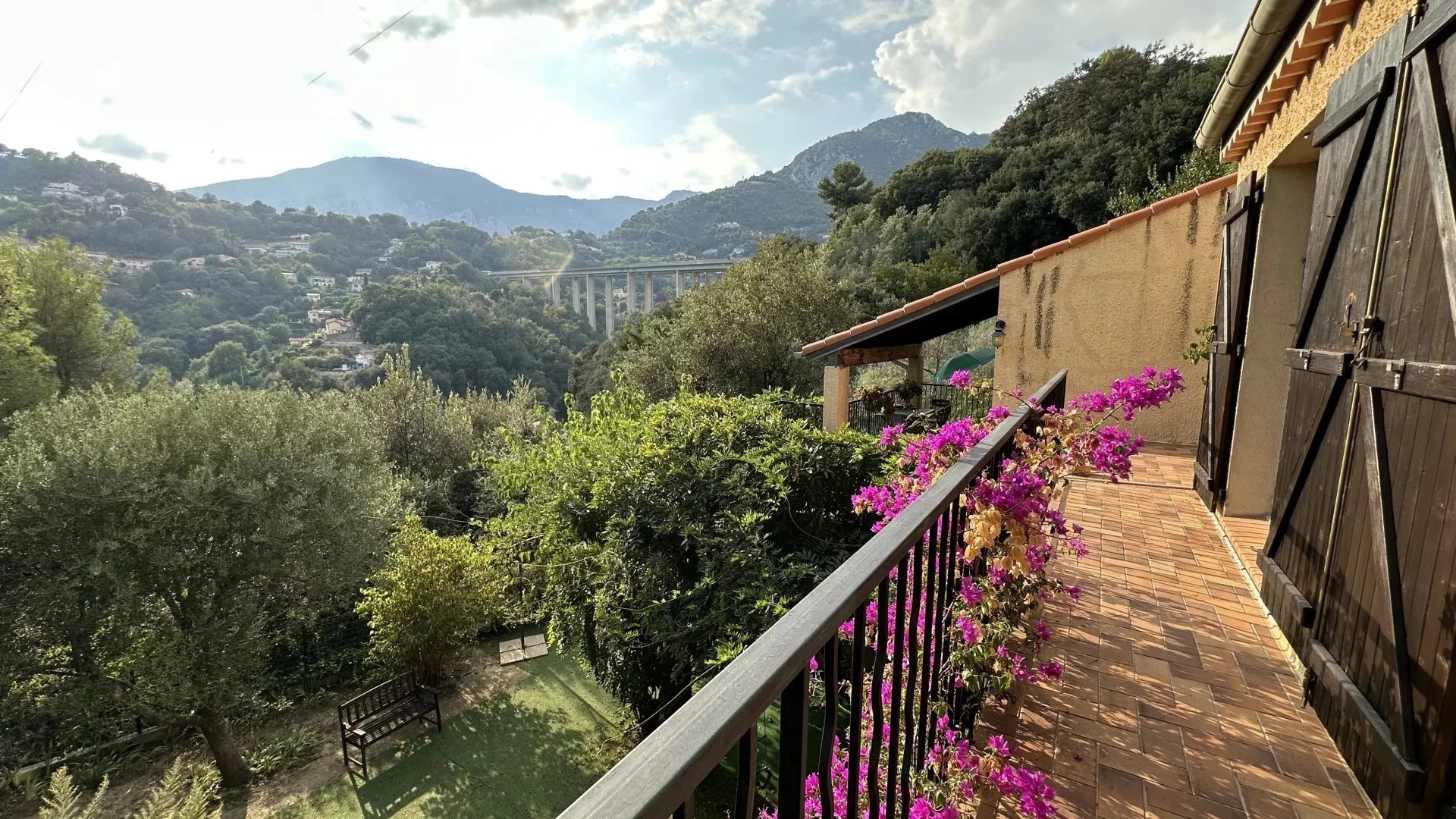 COMMUNE DE SAINTE-AGNES : PROPRIETE DE CHARME – JARDIN – TERRASSES – PARKINGS – GARAGE -VUE DEGAGEE – COUP DE COEUR !