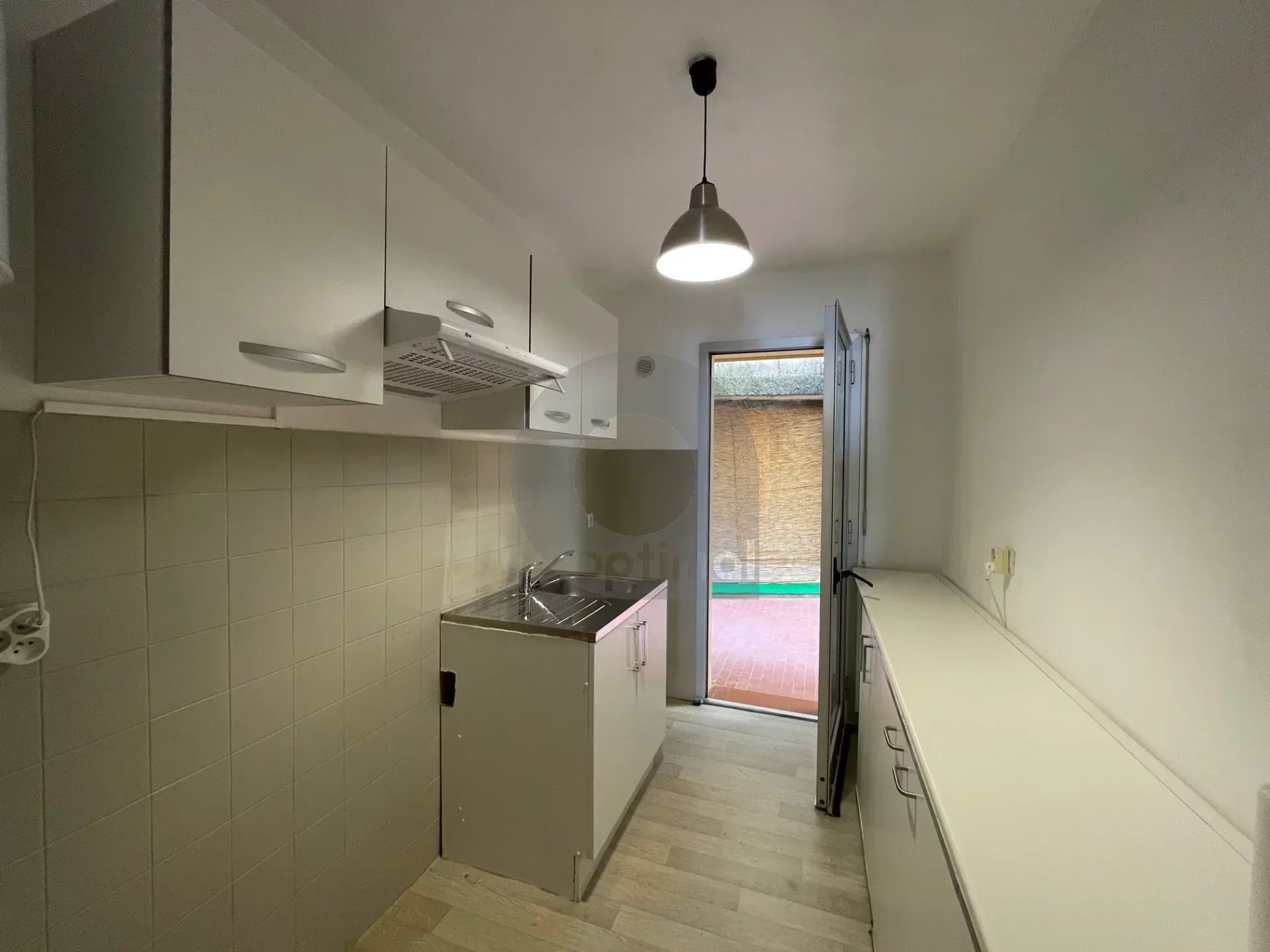 A LOUER 2P TRAVERSANT PROCHE CENTRE MENTON
