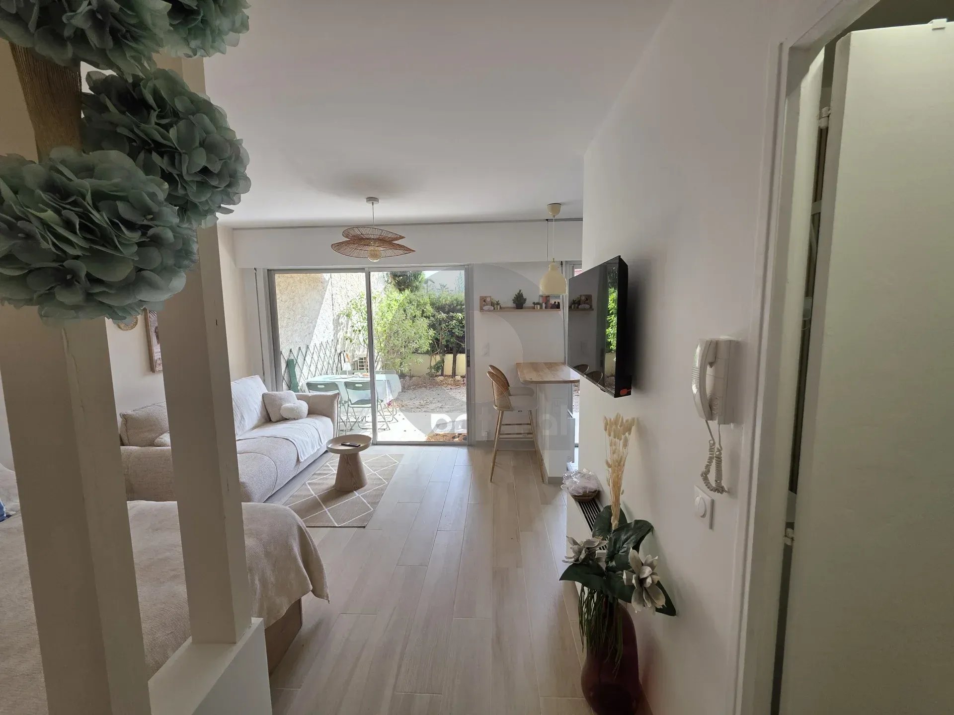 A LOUER BEAU STUDIO MEUBLE AVEC JARDIN – MENTON GARAVAN