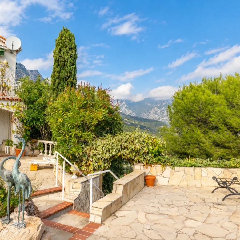 SAINTE-AGNÈS – SPACIEUSE VILLA AVEC VUE MER, PISCINE CHAUFFÉE ET DÉPENDANCE
