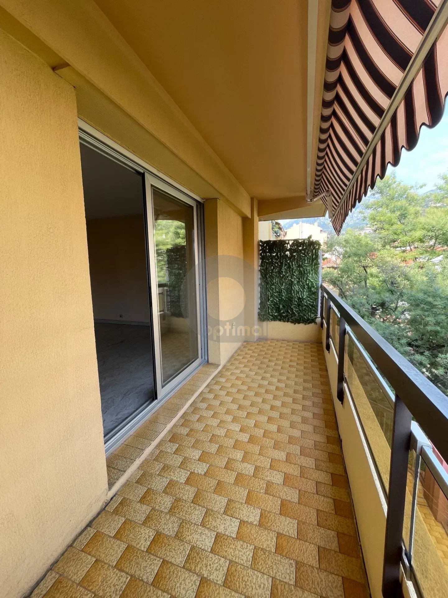 A LOUER 2P TRAVERSANT PROCHE CENTRE MENTON