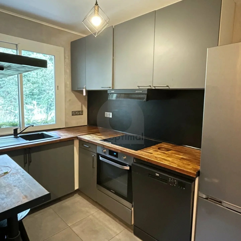 A LOUER APPT MEUBLE – ETAGE ELEVE – TERRASSE