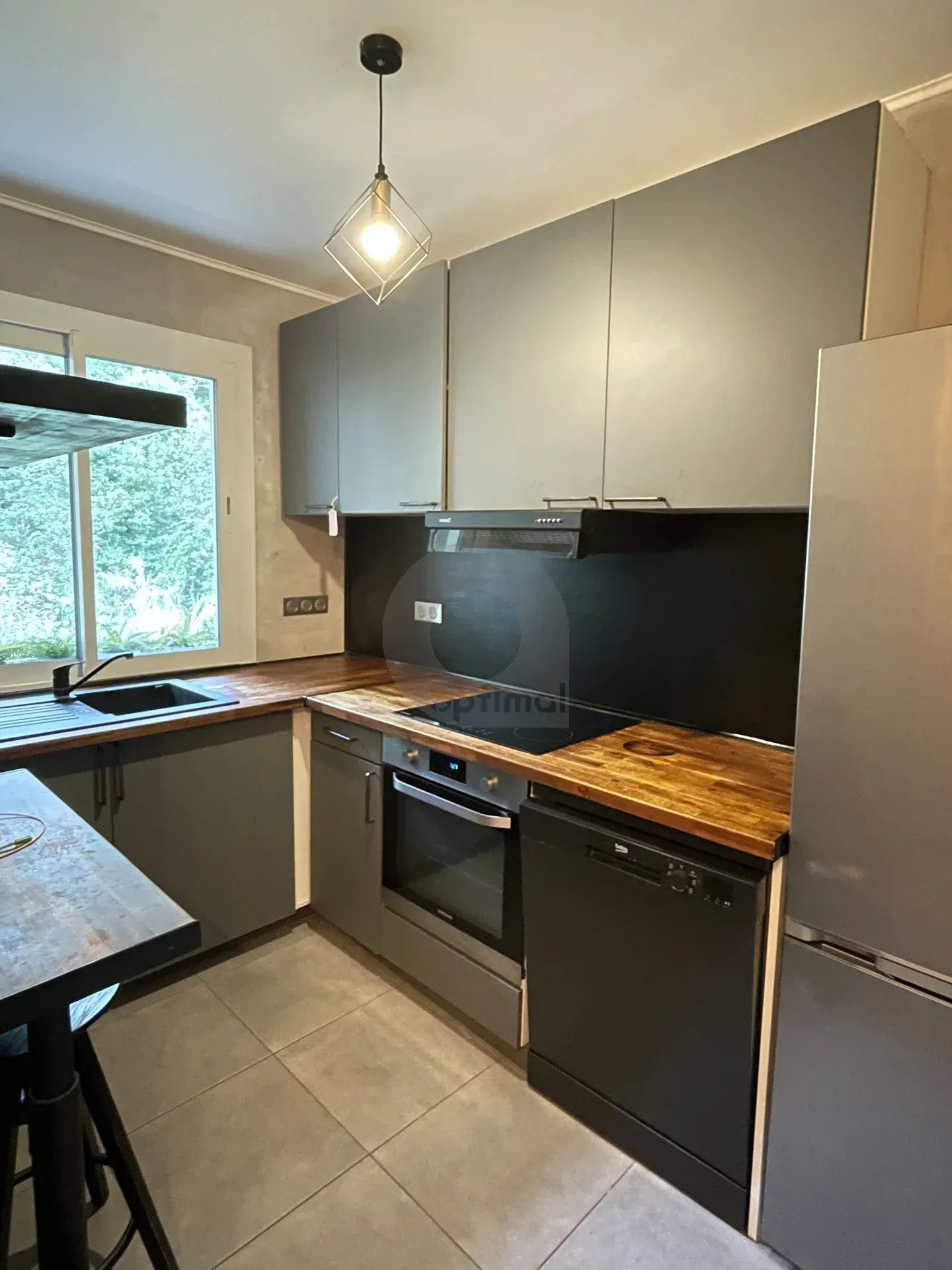 A LOUER APPT MEUBLE – ETAGE ELEVE – TERRASSE
