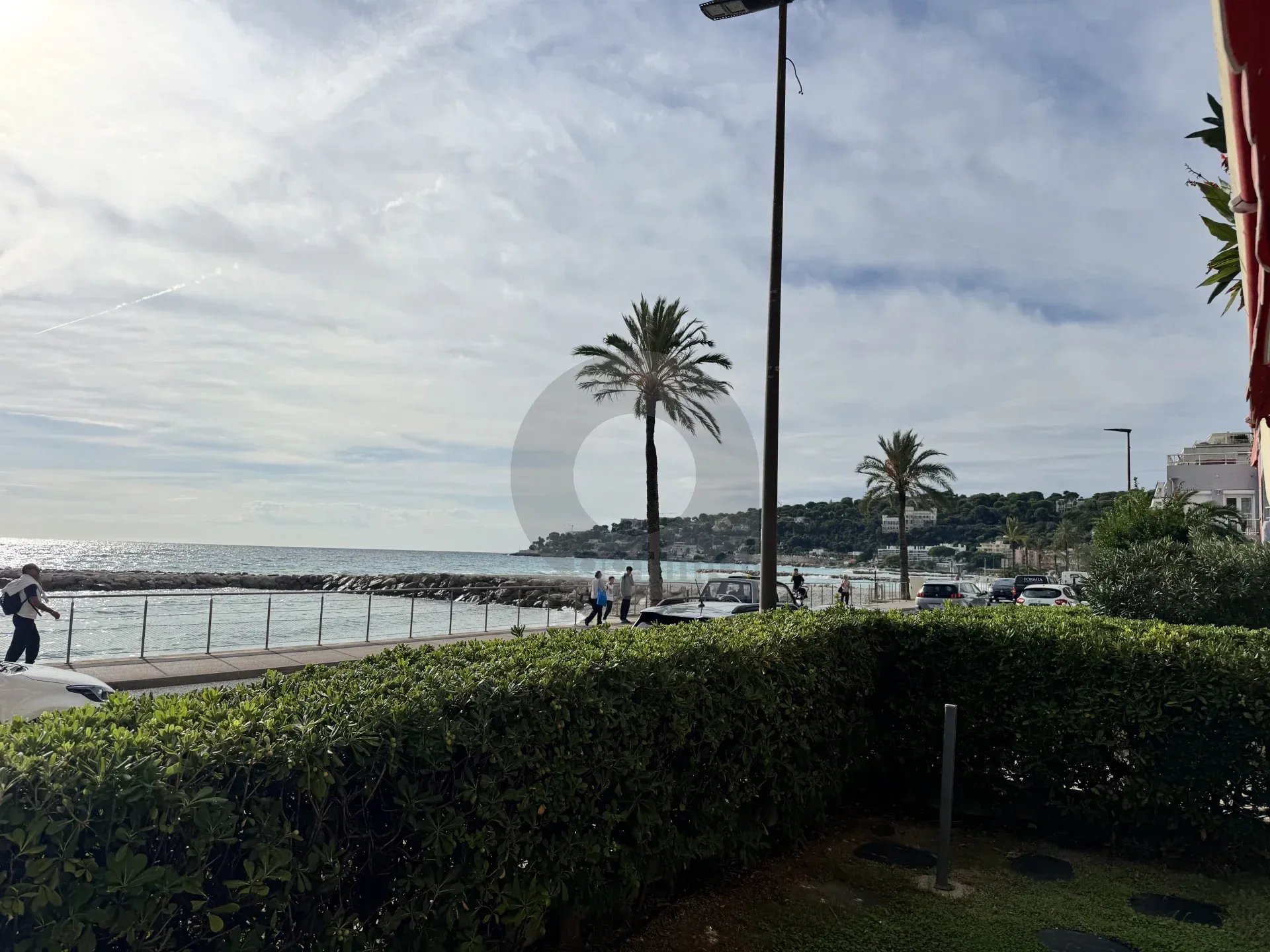 ROQUEBRUNE 2 PIÈCES BORD DE MER GARAGE JARDIN
