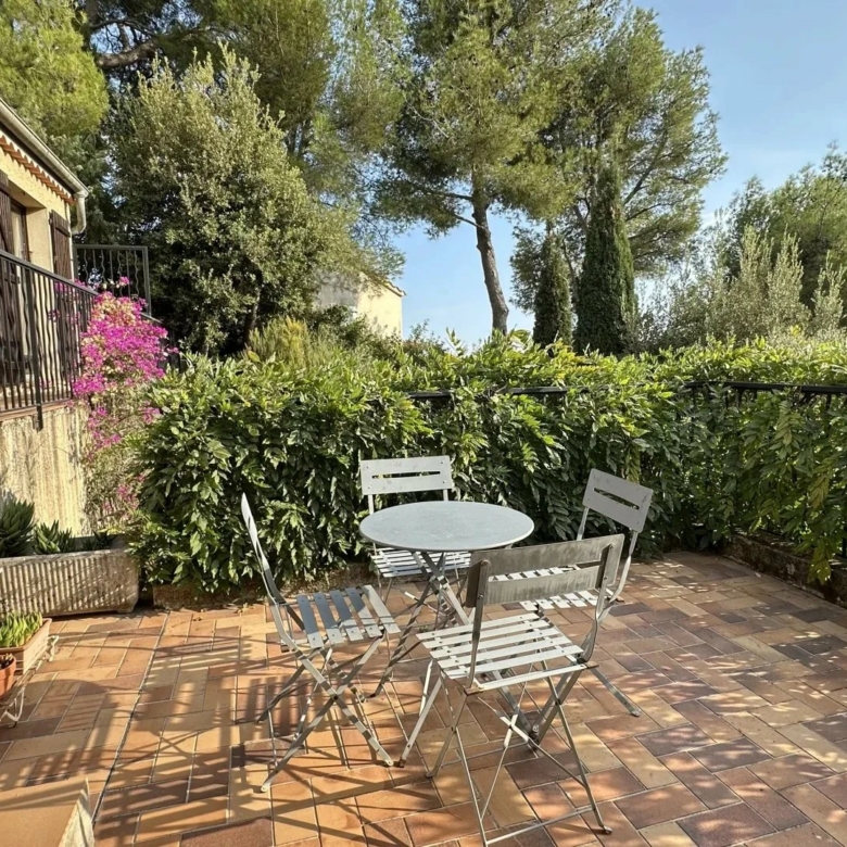 COMMUNE DE SAINTE-AGNES : PROPRIETE DE CHARME – JARDIN – TERRASSES – PARKINGS – GARAGE -VUE DEGAGEE – COUP DE COEUR !