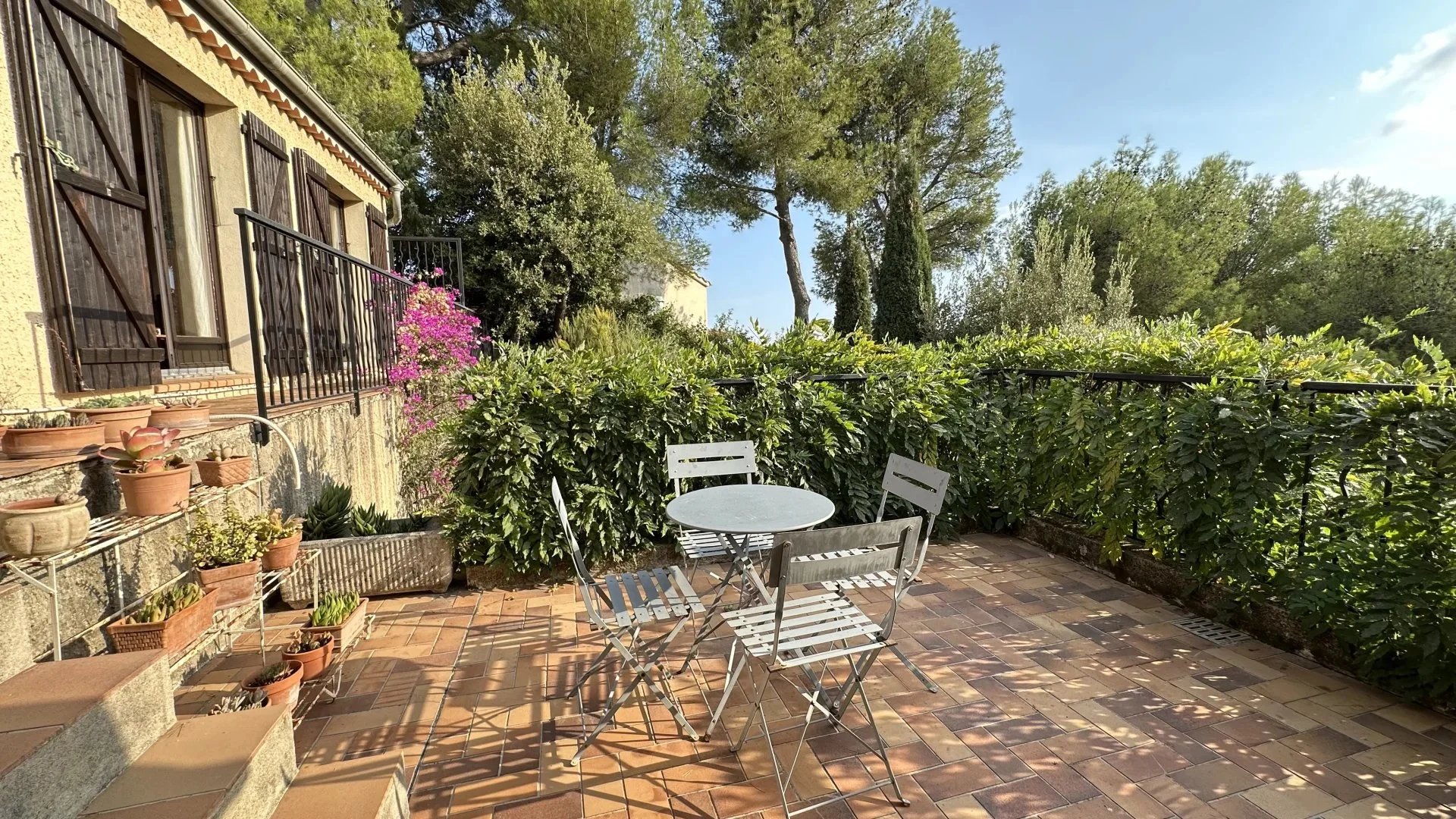 COMMUNE DE SAINTE-AGNES : PROPRIETE DE CHARME – JARDIN – TERRASSES – PARKINGS – GARAGE -VUE DEGAGEE – COUP DE COEUR !