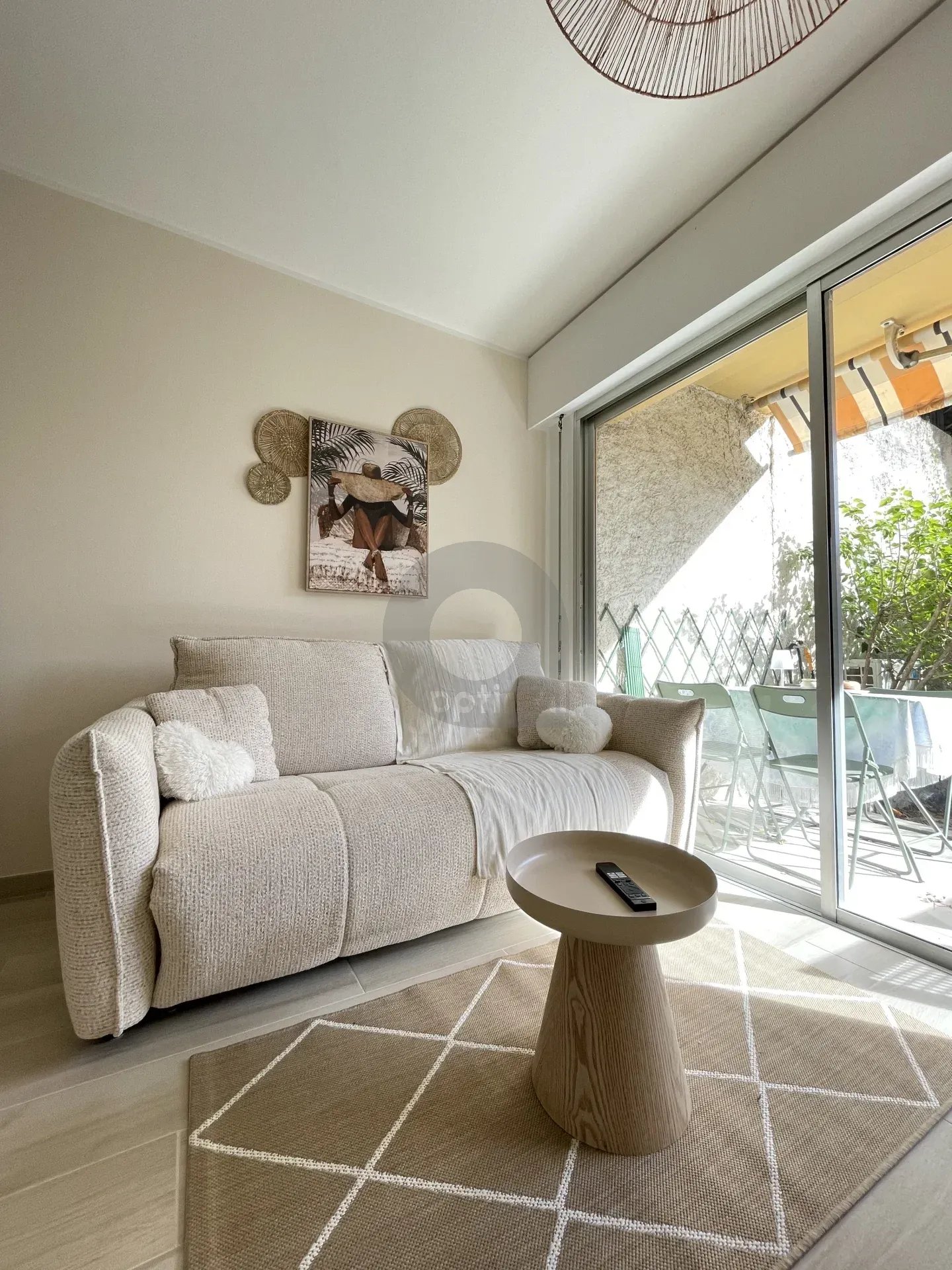 A LOUER BEAU STUDIO MEUBLE AVEC JARDIN – MENTON GARAVAN