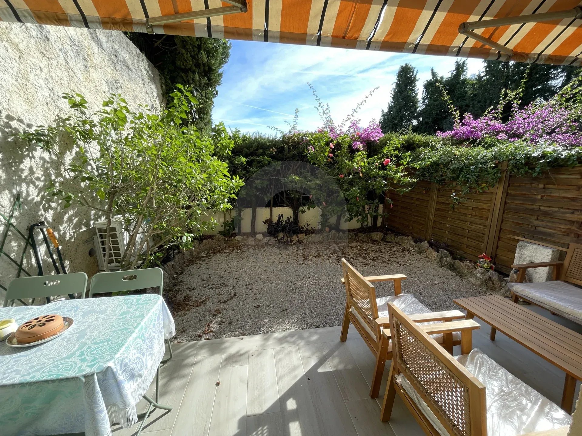 A LOUER BEAU STUDIO MEUBLE AVEC JARDIN – MENTON GARAVAN