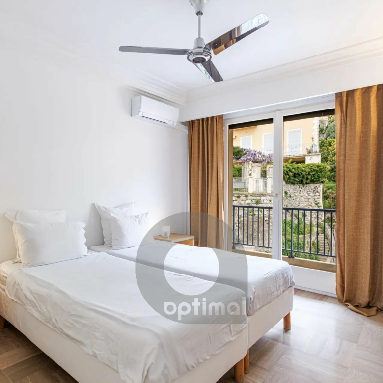 Menton Front de Mer – Beau 3 pièces traversant avec spacieuse terrasse – Parking & Cave
