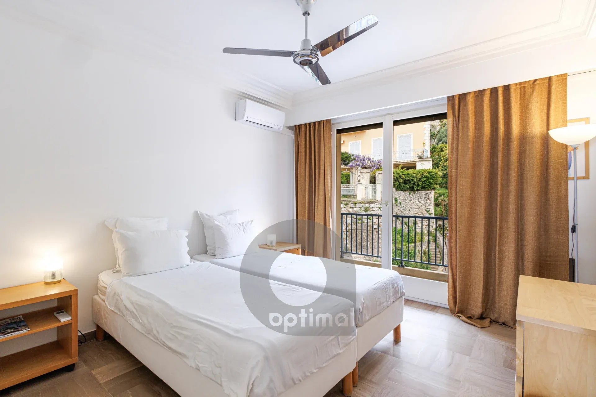 Menton Front de Mer – Beau 3 pièces traversant avec spacieuse terrasse – Parking & Cave