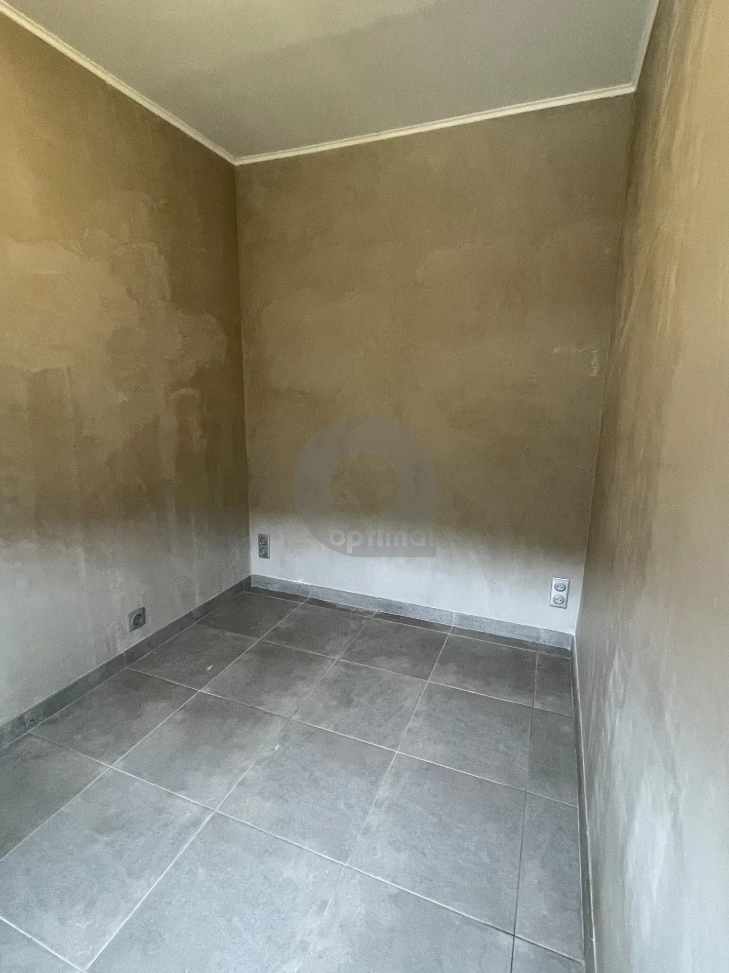 A LOUER APPT MEUBLE – ETAGE ELEVE – TERRASSE