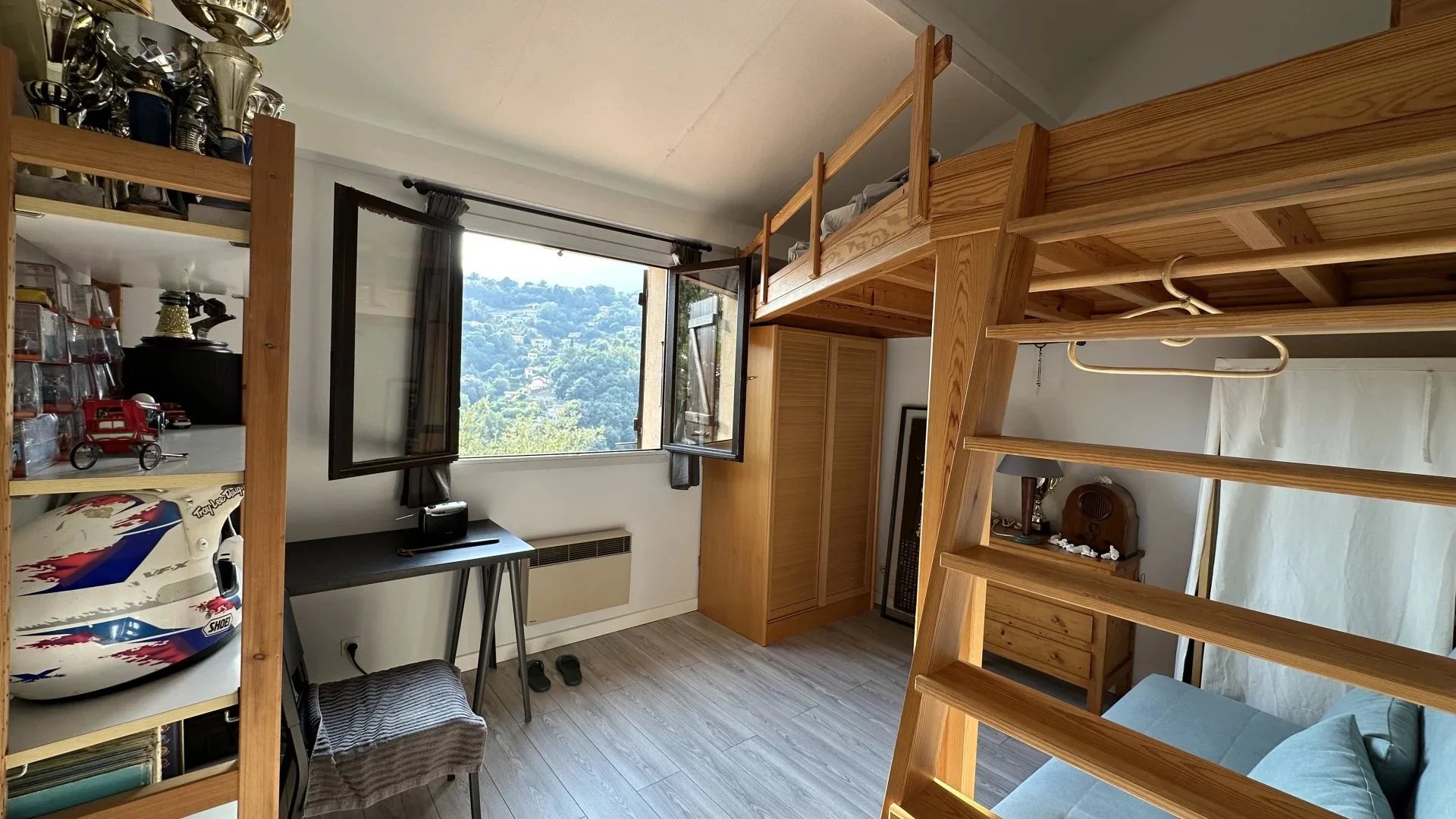 COMMUNE DE SAINTE-AGNES : PROPRIETE DE CHARME – JARDIN – TERRASSES – PARKINGS – GARAGE -VUE DEGAGEE – COUP DE COEUR !