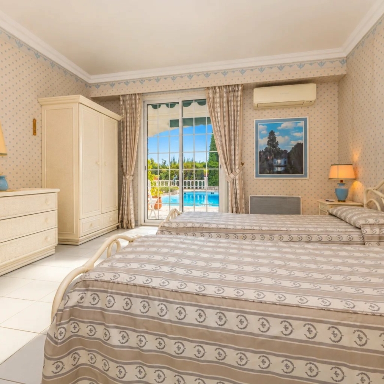 SAINTE-AGNÈS – SPACIEUSE VILLA AVEC VUE MER, PISCINE CHAUFFÉE ET DÉPENDANCE