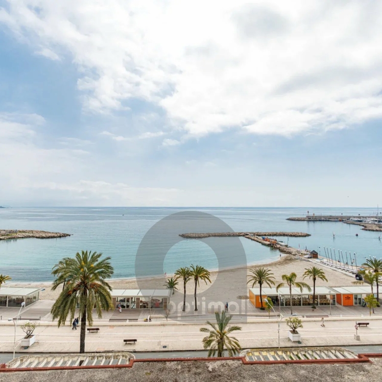 Menton Front de Mer – Beau 3 pièces traversant avec spacieuse terrasse – Parking & Cave