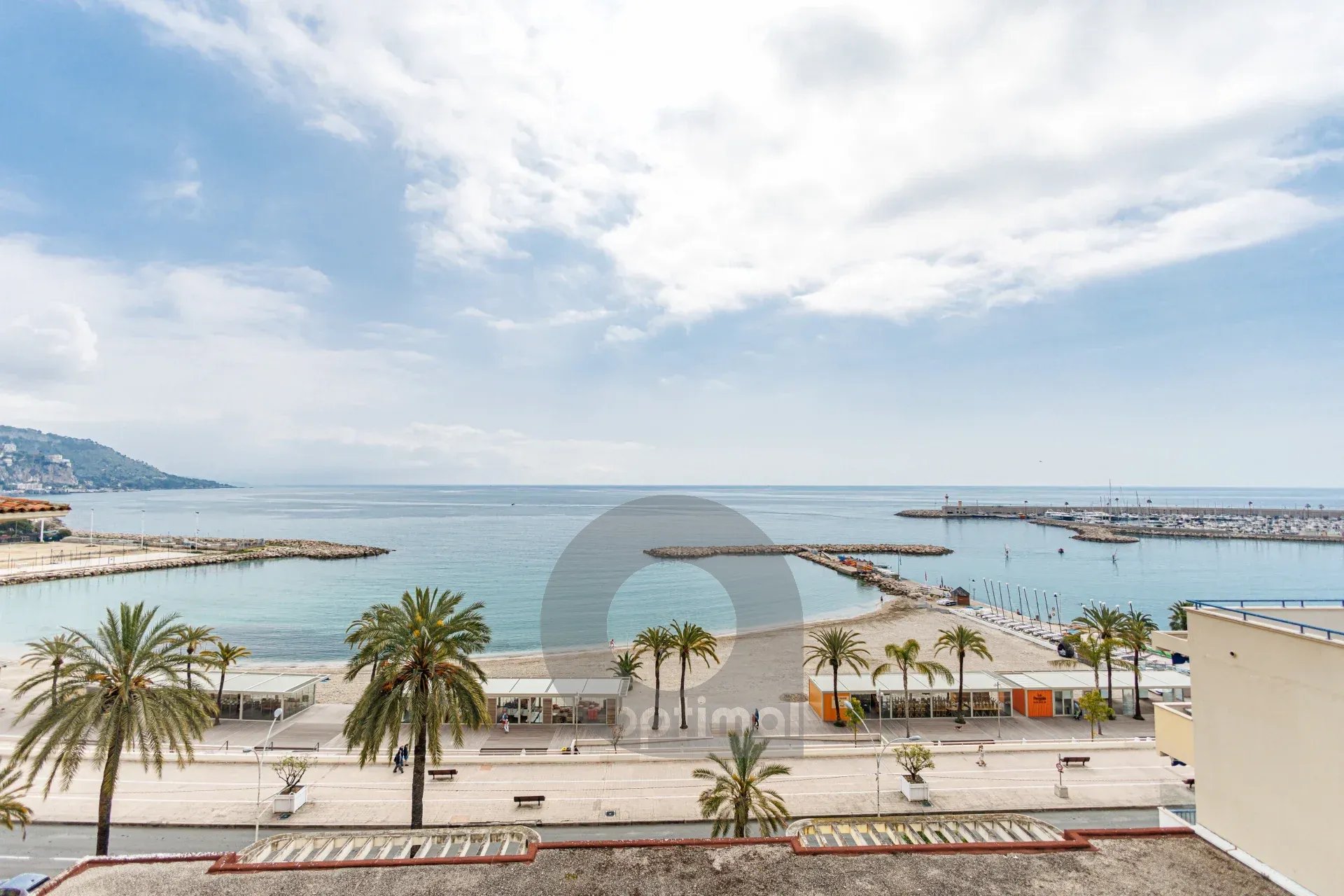 Menton Front de Mer – Beau 3 pièces traversant avec spacieuse terrasse – Parking & Cave