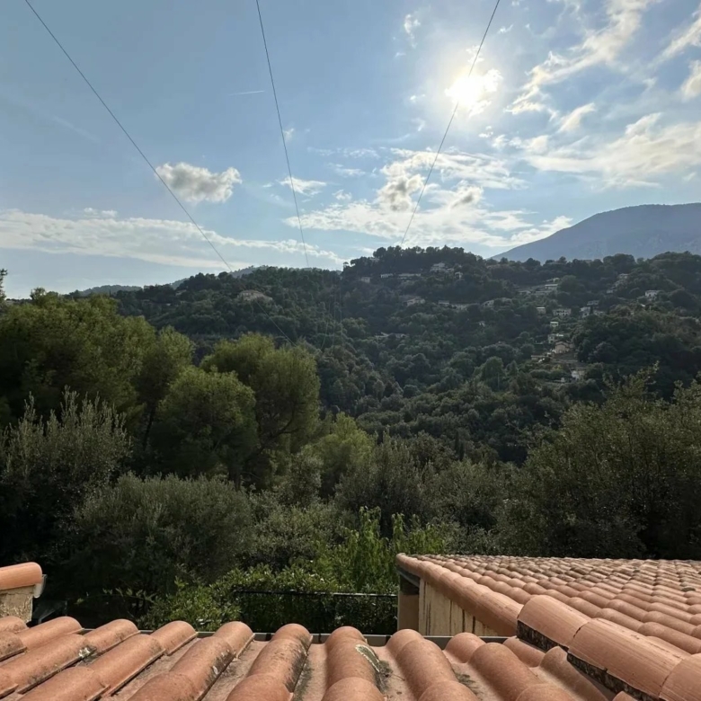 COMMUNE DE SAINTE-AGNES : PROPRIETE DE CHARME – JARDIN – TERRASSES – PARKINGS – GARAGE -VUE DEGAGEE – COUP DE COEUR !