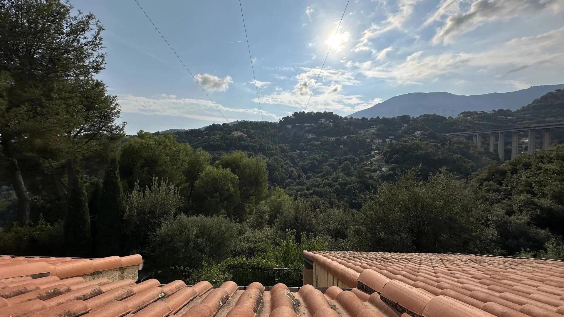 COMMUNE DE SAINTE-AGNES : PROPRIETE DE CHARME – JARDIN – TERRASSES – PARKINGS – GARAGE -VUE DEGAGEE – COUP DE COEUR !