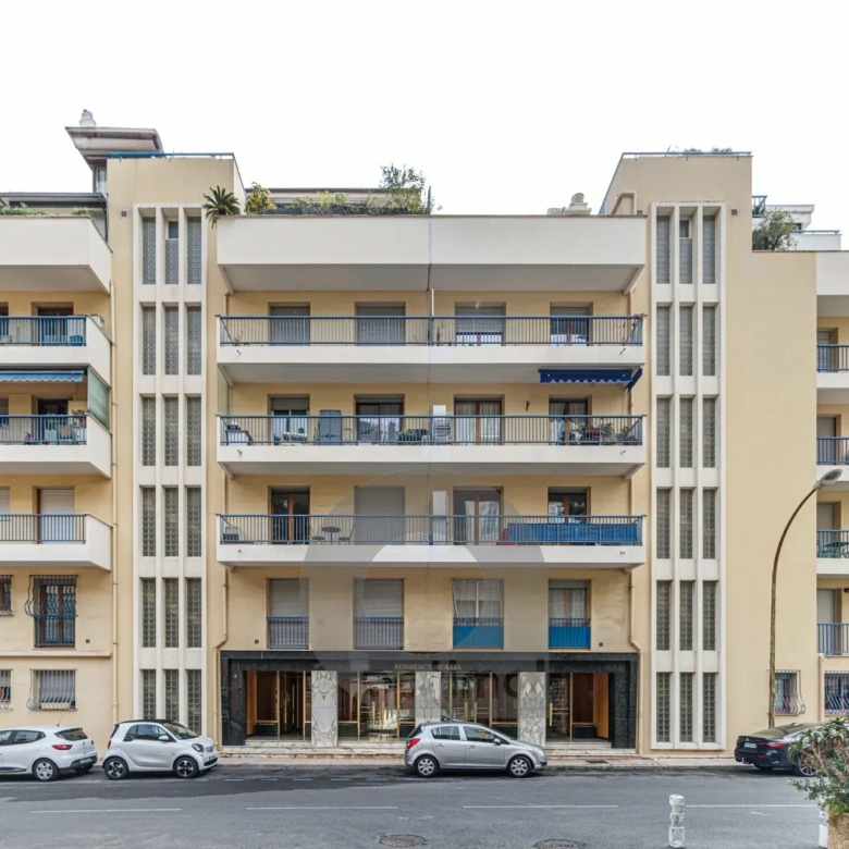 Menton Front de Mer – Beau 3 pièces traversant avec spacieuse terrasse – Parking & Cave