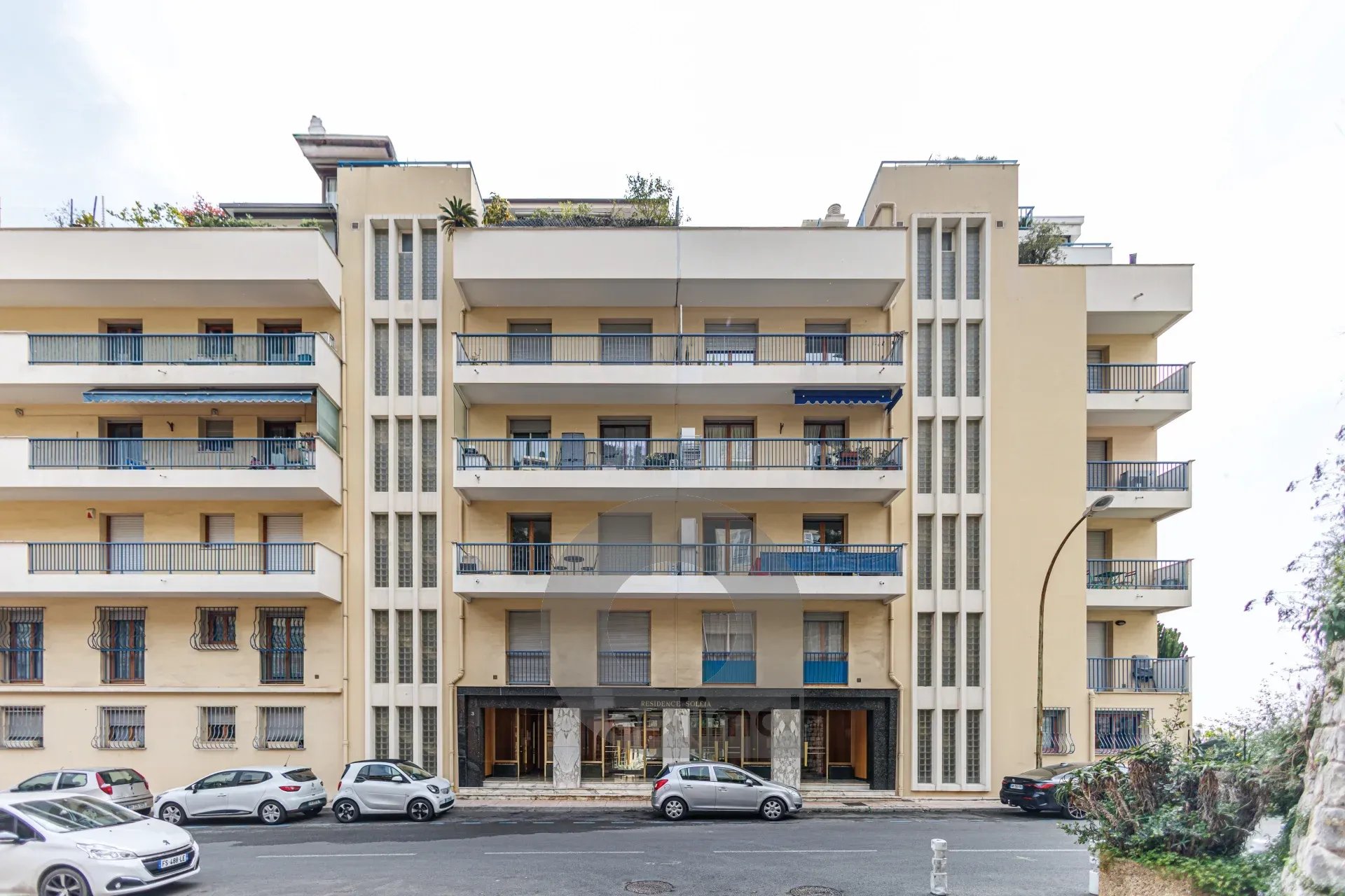 Menton Front de Mer – Beau 3 pièces traversant avec spacieuse terrasse – Parking & Cave