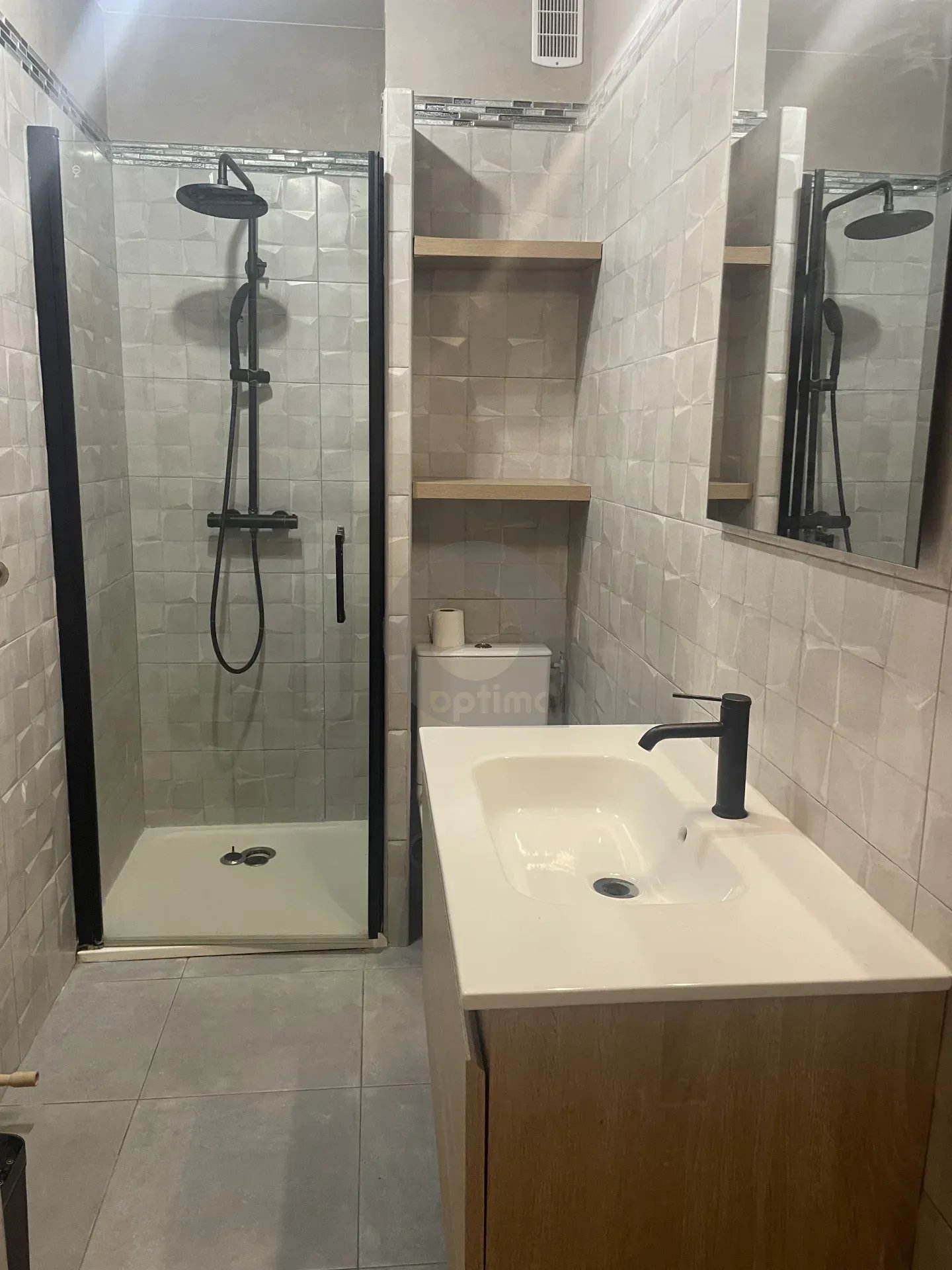 A LOUER APPT MEUBLE – ETAGE ELEVE – TERRASSE