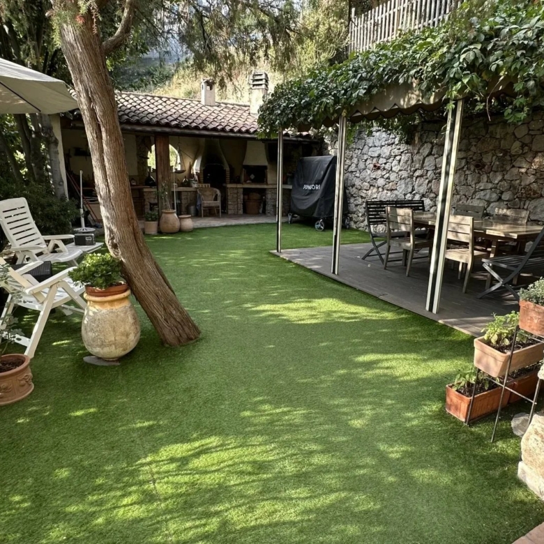 COMMUNE DE SAINTE-AGNES : PROPRIETE DE CHARME – JARDIN – TERRASSES – PARKINGS – GARAGE -VUE DEGAGEE – COUP DE COEUR !
