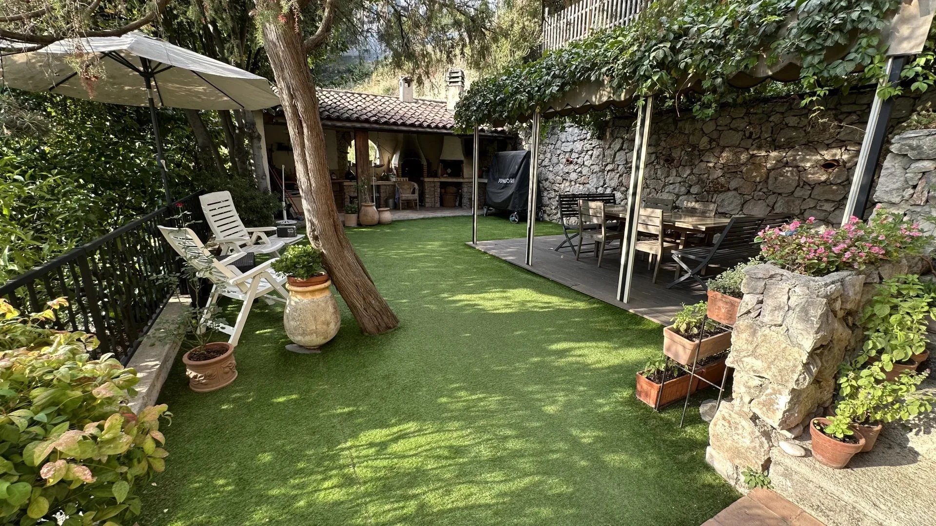 COMMUNE DE SAINTE-AGNES : PROPRIETE DE CHARME – JARDIN – TERRASSES – PARKINGS – GARAGE -VUE DEGAGEE – COUP DE COEUR !