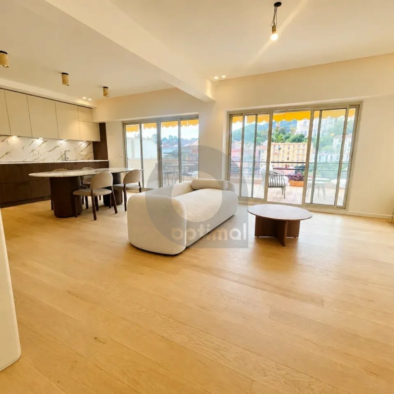 SUPERBE 3 PIECES EN DERNIER ETAGE CENTRE MENTON