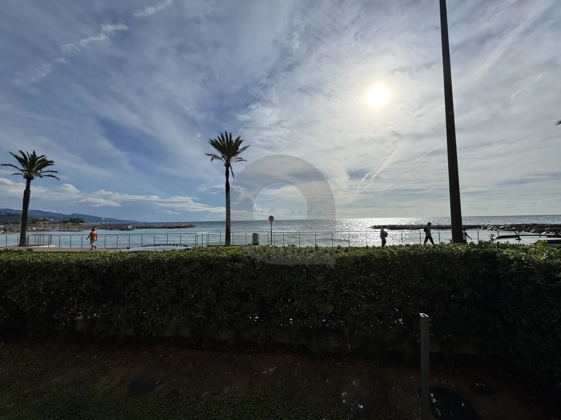 ROQUEBRUNE 2 PIÈCES BORD DE MER GARAGE JARDIN