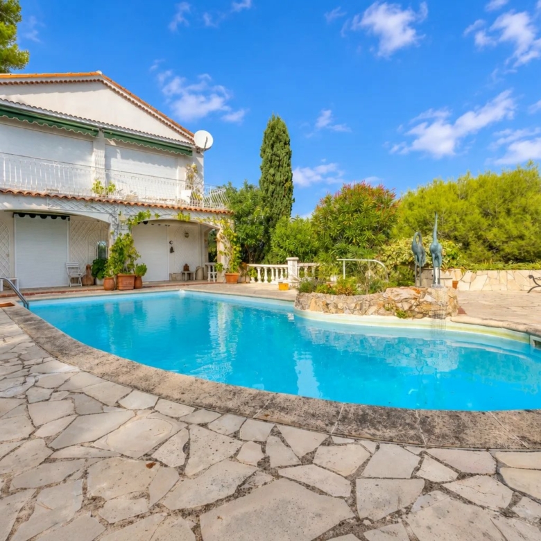 SAINTE-AGNÈS – SPACIEUSE VILLA AVEC VUE MER, PISCINE CHAUFFÉE ET DÉPENDANCE