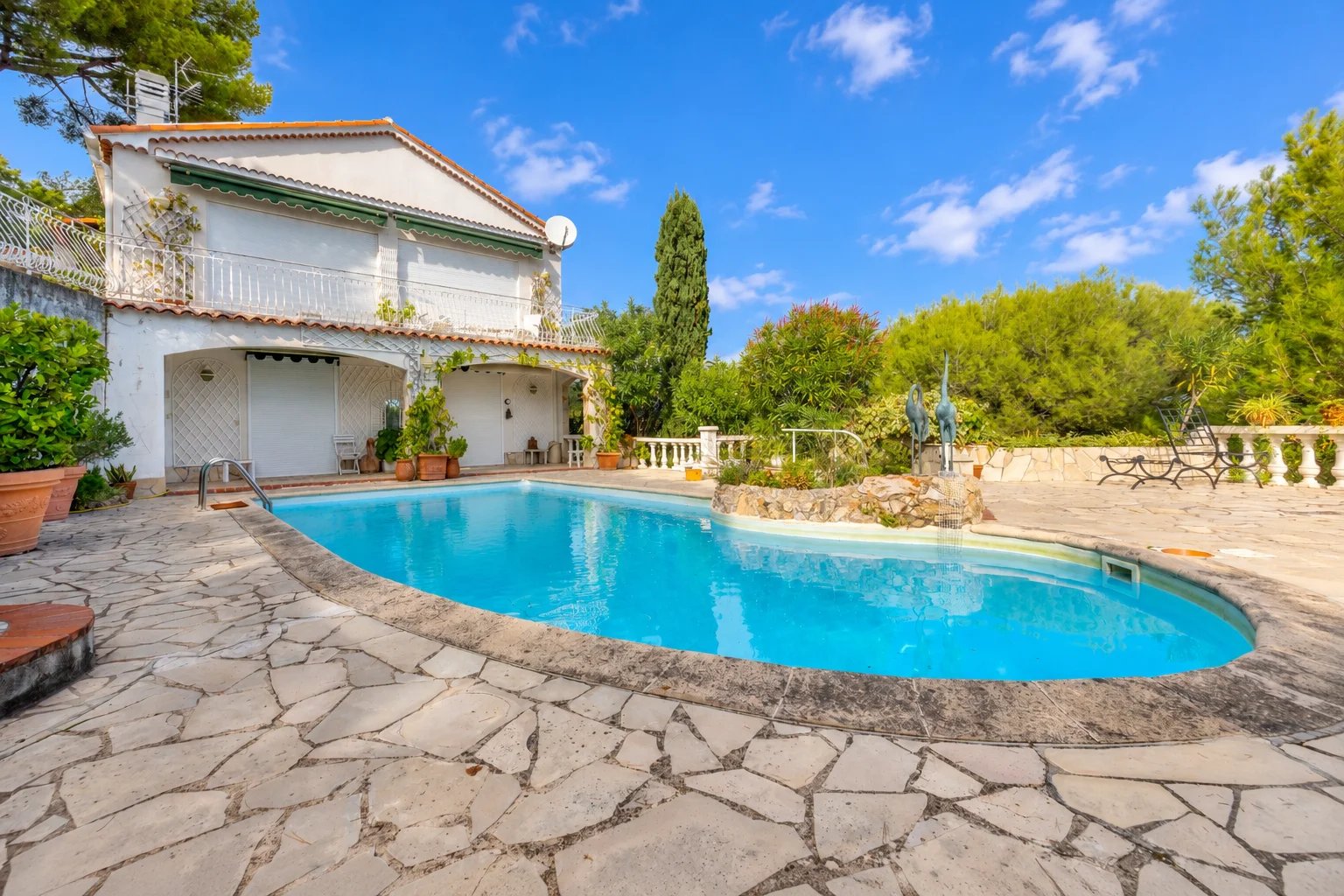SAINTE-AGNÈS – SPACIEUSE VILLA AVEC VUE MER, PISCINE CHAUFFÉE ET DÉPENDANCE