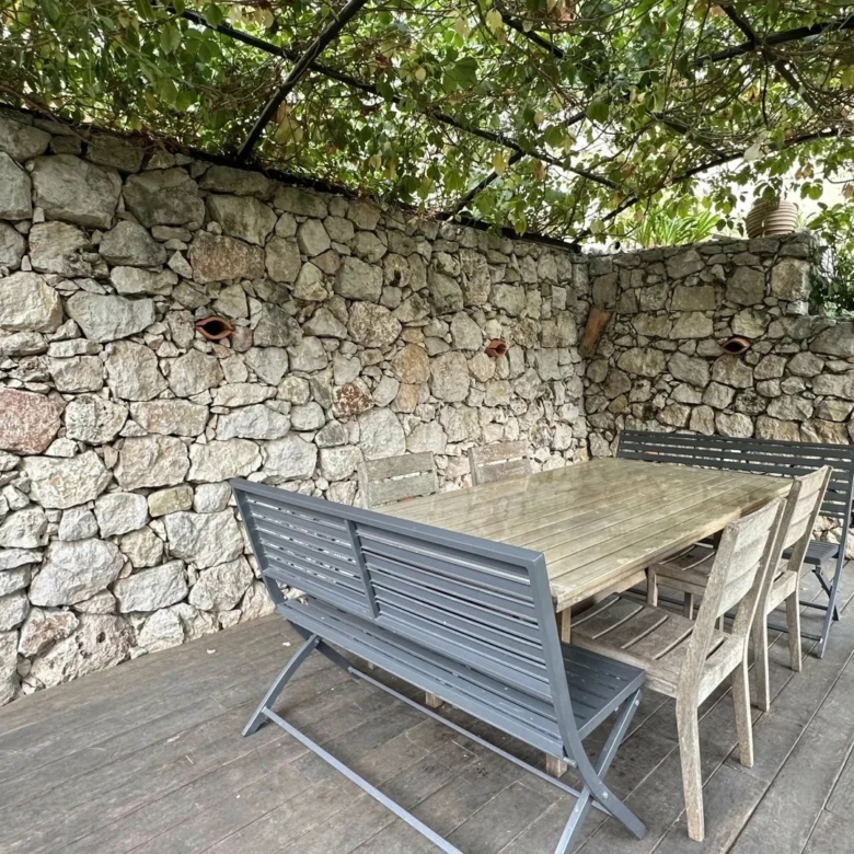 COMMUNE DE SAINTE-AGNES : PROPRIETE DE CHARME – JARDIN – TERRASSES – PARKINGS – GARAGE -VUE DEGAGEE – COUP DE COEUR !