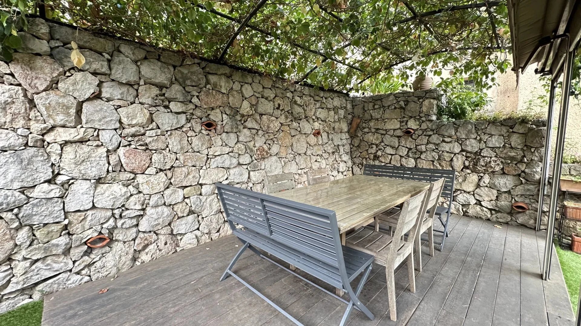COMMUNE DE SAINTE-AGNES : PROPRIETE DE CHARME – JARDIN – TERRASSES – PARKINGS – GARAGE -VUE DEGAGEE – COUP DE COEUR !