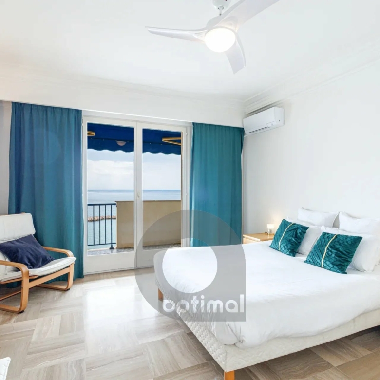 Menton Front de Mer – Beau 3 pièces traversant avec spacieuse terrasse – Parking & Cave