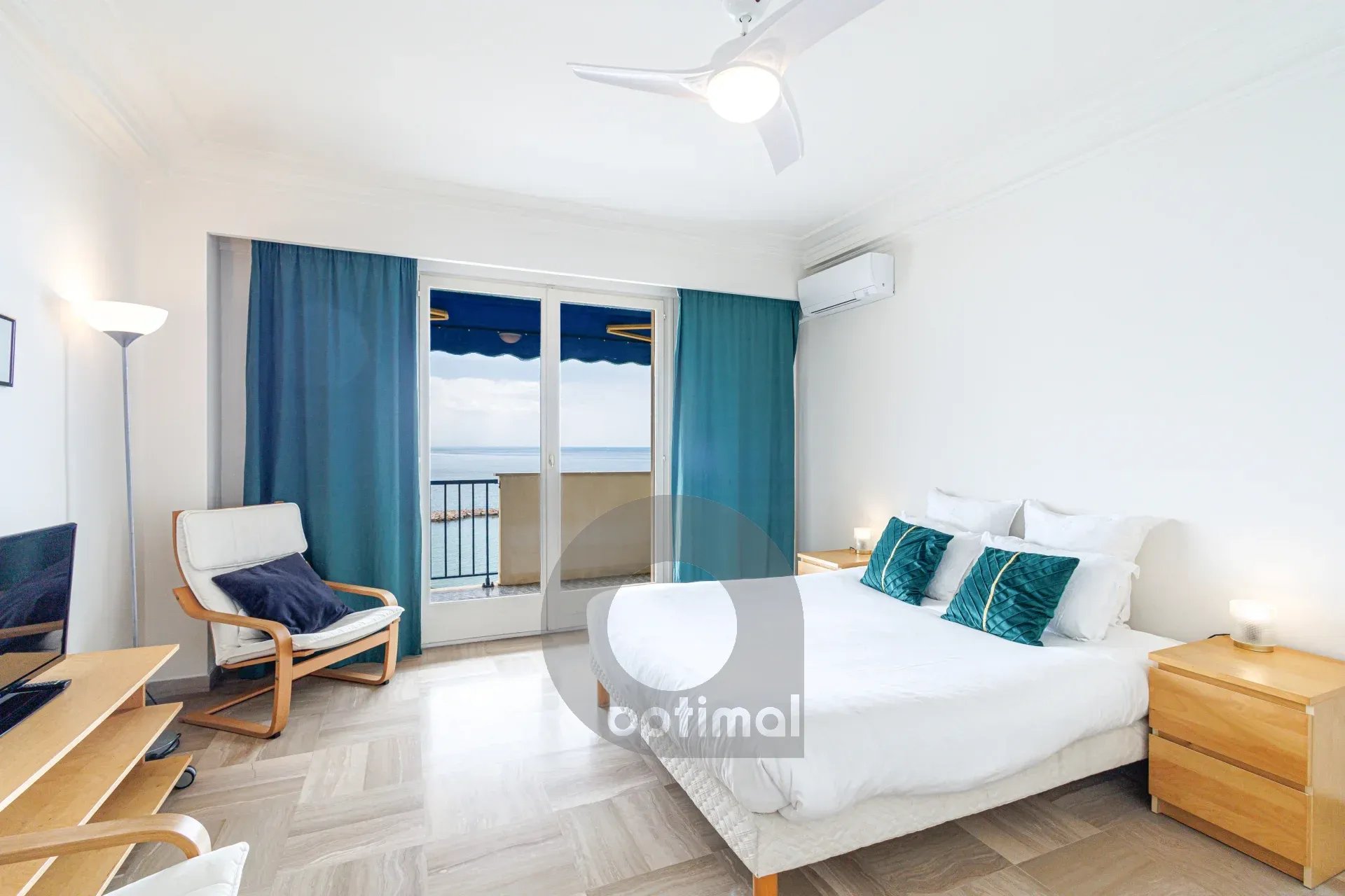 Menton Front de Mer – Beau 3 pièces traversant avec spacieuse terrasse – Parking & Cave