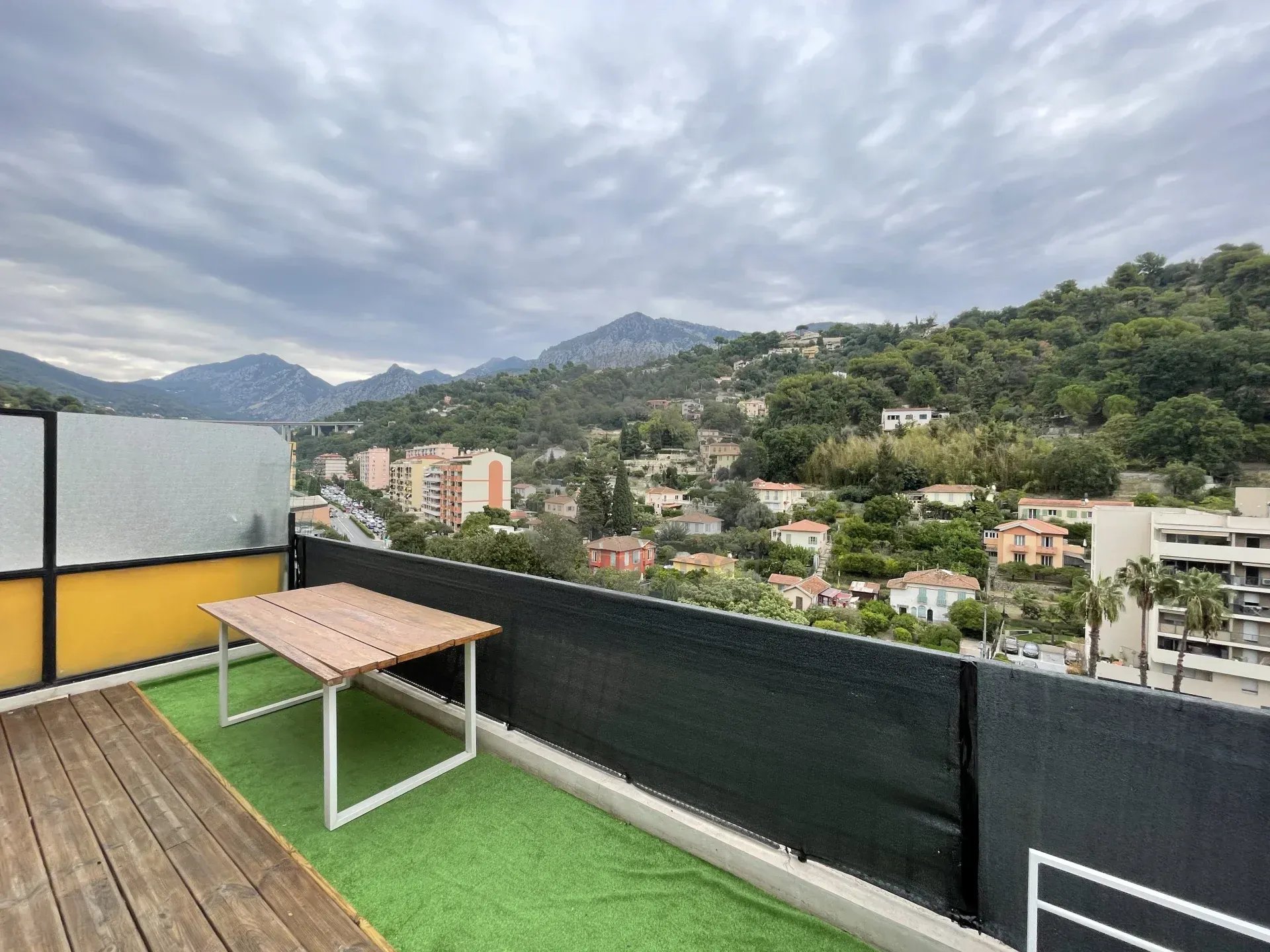 A LOUER APPT MEUBLE – ETAGE ELEVE – TERRASSE