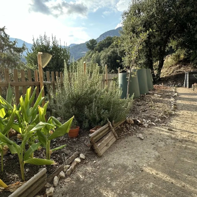 COMMUNE DE SAINTE-AGNES : PROPRIETE DE CHARME – JARDIN – TERRASSES – PARKINGS – GARAGE -VUE DEGAGEE – COUP DE COEUR !