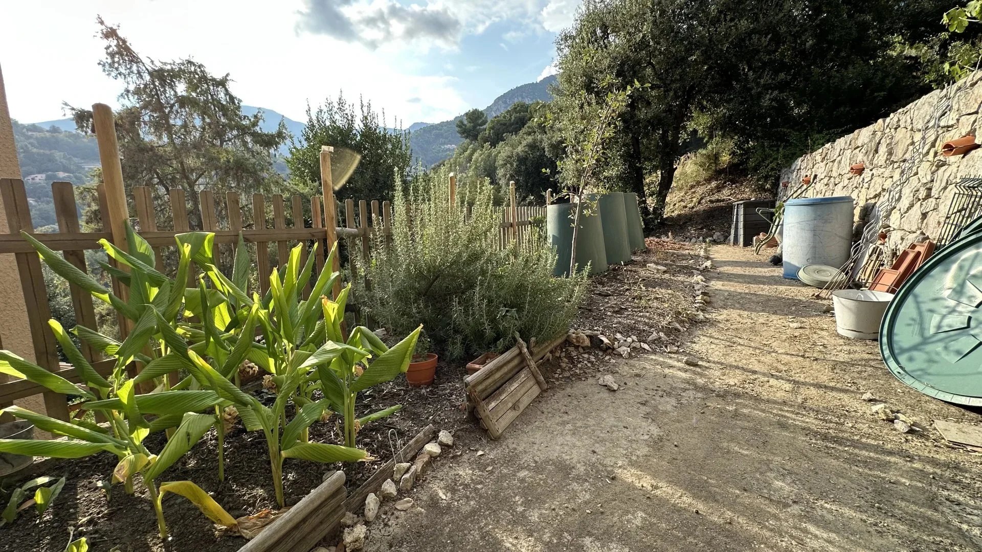 COMMUNE DE SAINTE-AGNES : PROPRIETE DE CHARME – JARDIN – TERRASSES – PARKINGS – GARAGE -VUE DEGAGEE – COUP DE COEUR !