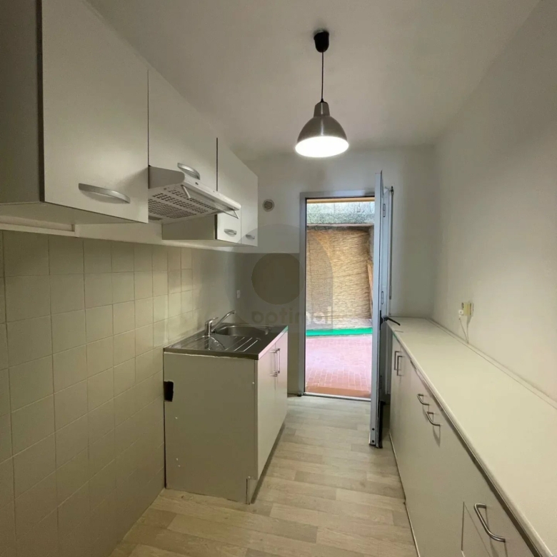 A LOUER 2P TRAVERSANT PROCHE CENTRE MENTON