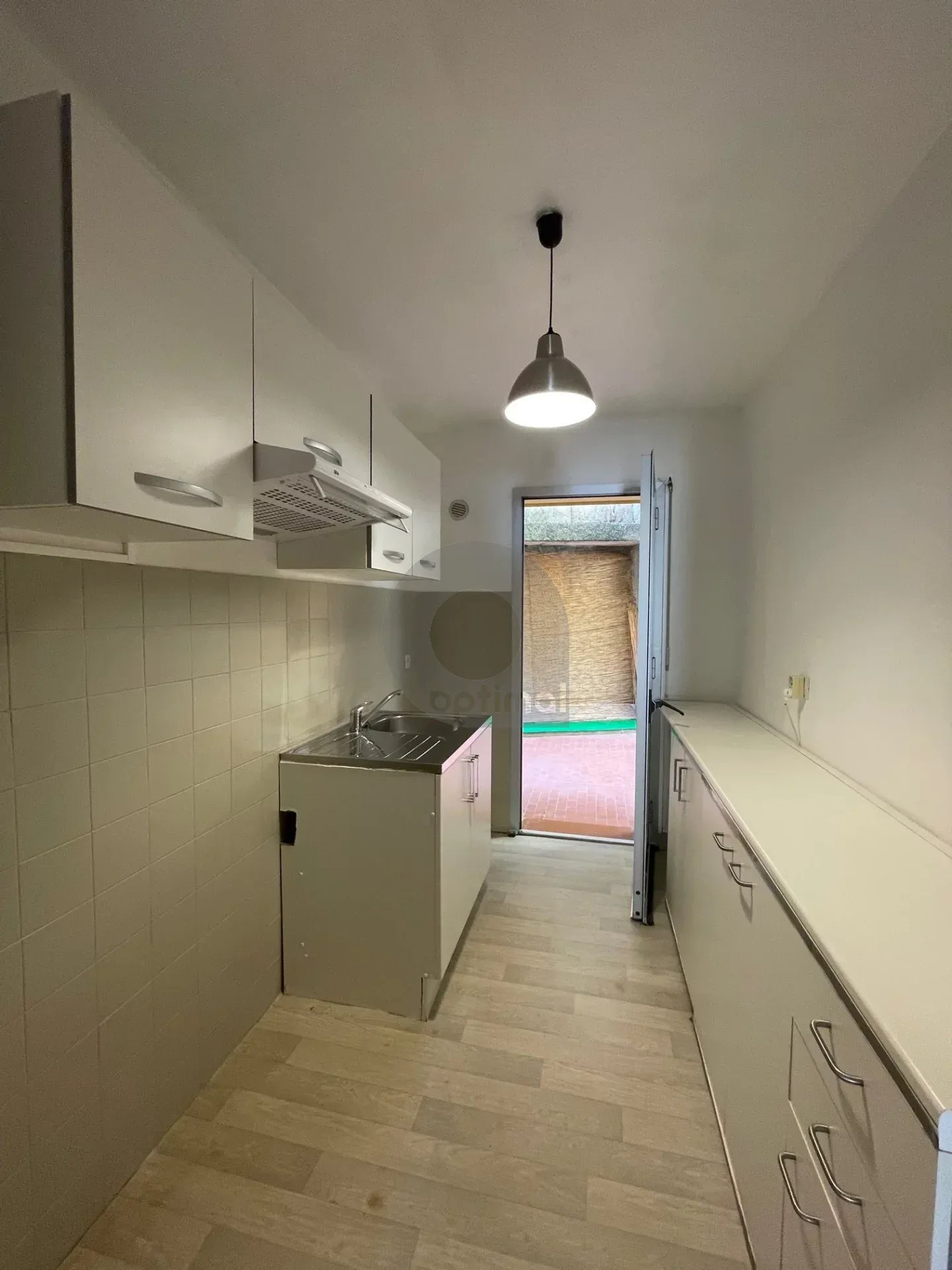 A LOUER 2P TRAVERSANT PROCHE CENTRE MENTON