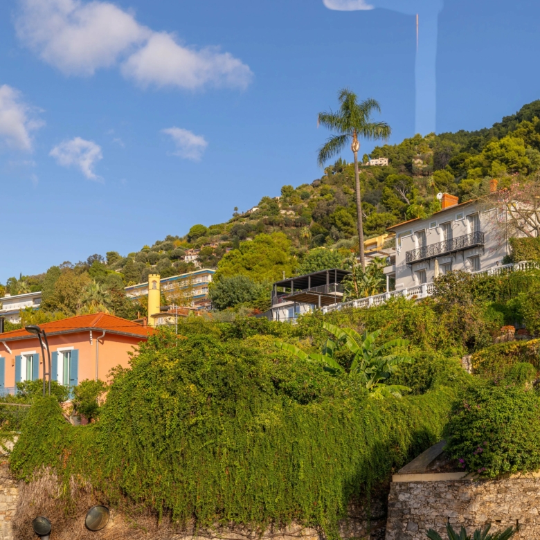 Appartement 2 pièces grande terrasse et parking à Menton Garavan