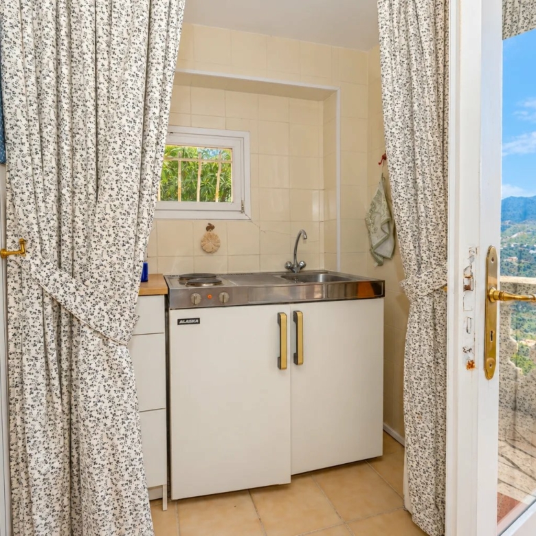 SAINTE-AGNÈS – SPACIEUSE VILLA AVEC VUE MER, PISCINE CHAUFFÉE ET DÉPENDANCE