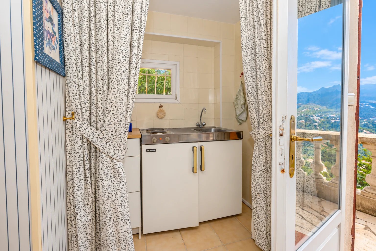 SAINTE-AGNÈS – SPACIEUSE VILLA AVEC VUE MER, PISCINE CHAUFFÉE ET DÉPENDANCE