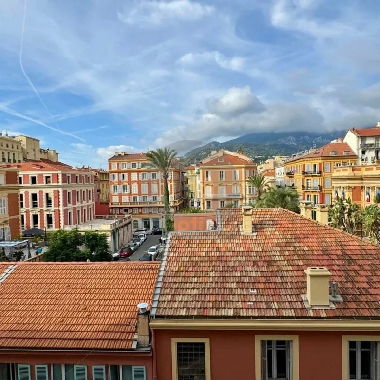 Menton plein centre – 4 pièces – Rare