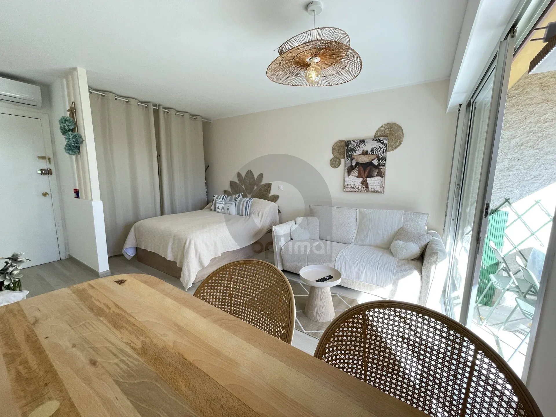 A LOUER BEAU STUDIO MEUBLE AVEC JARDIN – MENTON GARAVAN